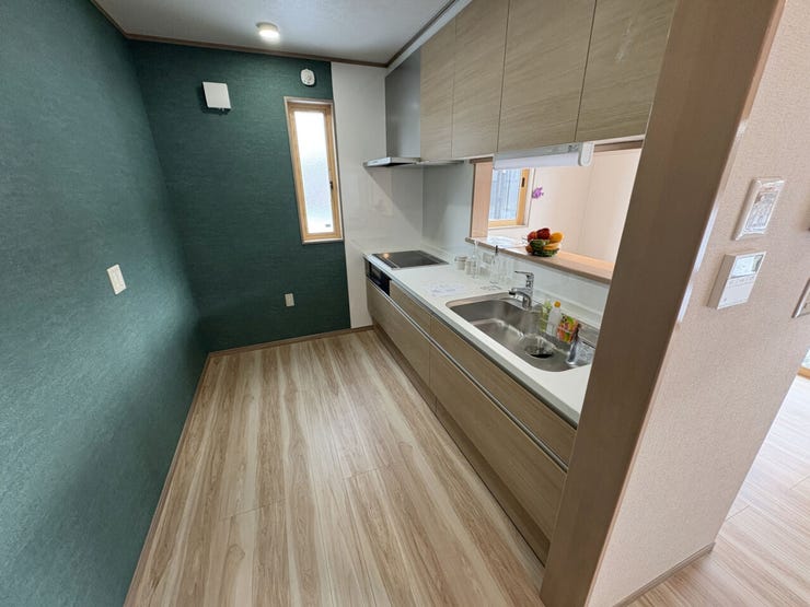 室内(2026年1月)撮影
◎本日案内可能◎
天井のデッドスペースを有効活用した吊戸棚付きのため、普段あまり使わないキッチン用品もしまっておけて便利です◎