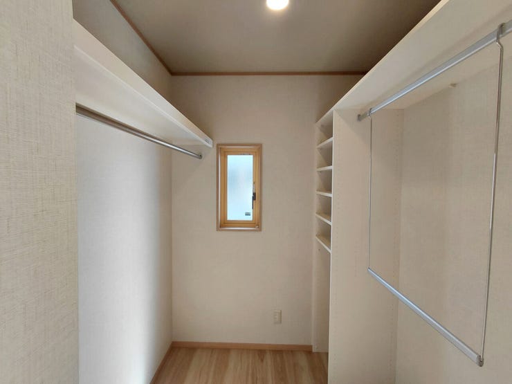 室内(2026年1月)撮影
◎本日案内可能◎
季節物の衣類や家電、趣味の物までたっぷり収納できる大容量のウォークインクローゼット◎吊り下げハンガー付きで、空間を有効活用できます!
