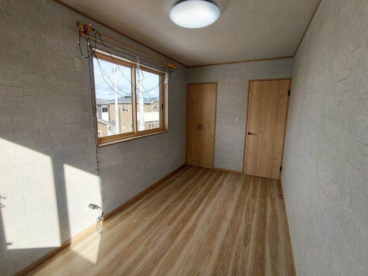 室内(2026年1月)撮影
◎本日案内可能◎
フローリングは飲み物をこぼしてしまってもサッと拭くだけできれいになるため、掃除に手間がかからず楽チンです♪