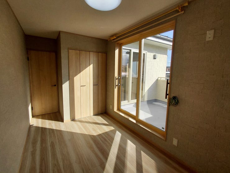 室内(2026年1月)撮影
◎本日案内可能◎
収納の折れ戸は開口部の幅が広く、収納全体を見渡すことができ、大きな物も出し入れがしやすいです!