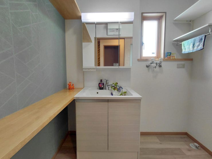 室内(2026年1月)撮影
◎本日案内可能◎
棚が設けられた使い勝手が良い洗面所です!洗面台と棚が繋がっているため、化粧品やドライヤーの一時的な置場として活用しながら身支度ができます!