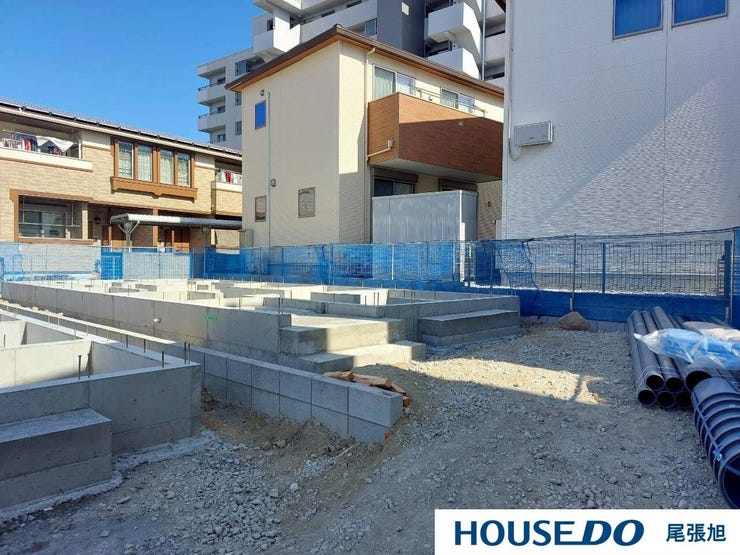 【南向き】太陽の光をたっぷりと浴びることができ、冬は暖かく、夏は爽やかな風が通り抜ける、心地よい空間が広がります。日当たりが良いため、室内が自然に明るく、庭やバルコニーでのリラックスタイムも充実です。