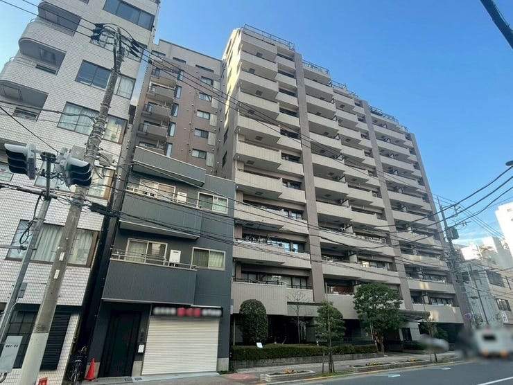 外観タイル貼りで総戸数77戸の中規模マンションです