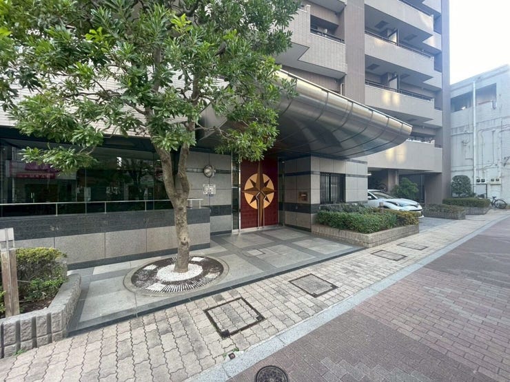 落ち着きがあり、ゆったりとしたエントランスへのアプローチです