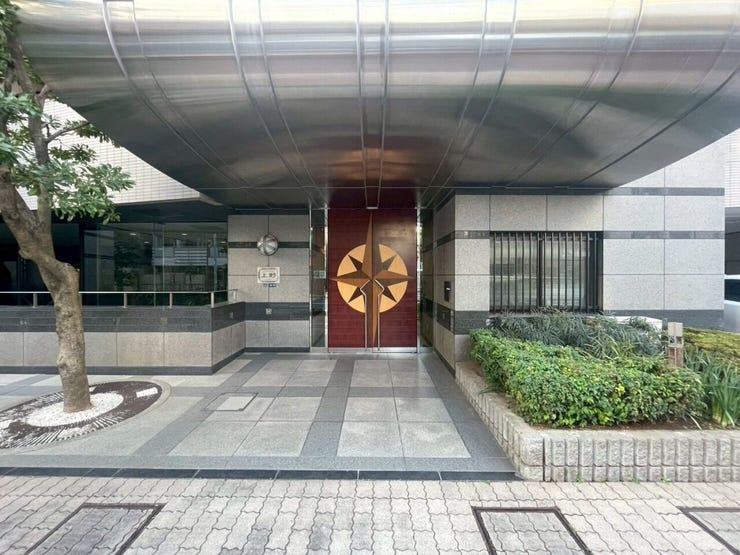 前面道路幅もあり、圧迫感を感じさせないアプローチです