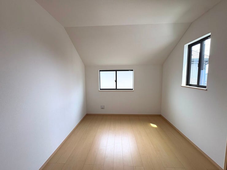 6.5帖の洋室。勾配天井が魅力の空間です。全室フローリングでお部屋のお掃除が楽々!
