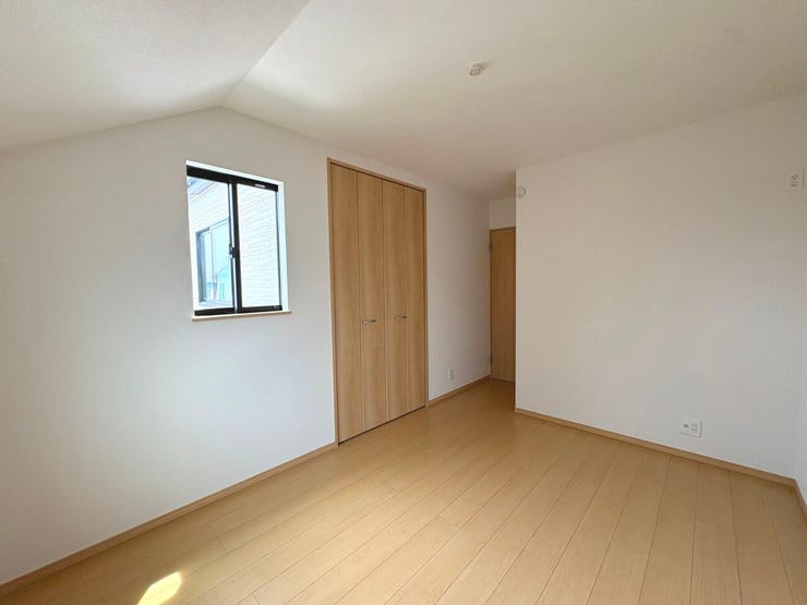 6.5帖の洋室。各居室に収納がございますので、すっきりまとまったお部屋づくりが叶います!