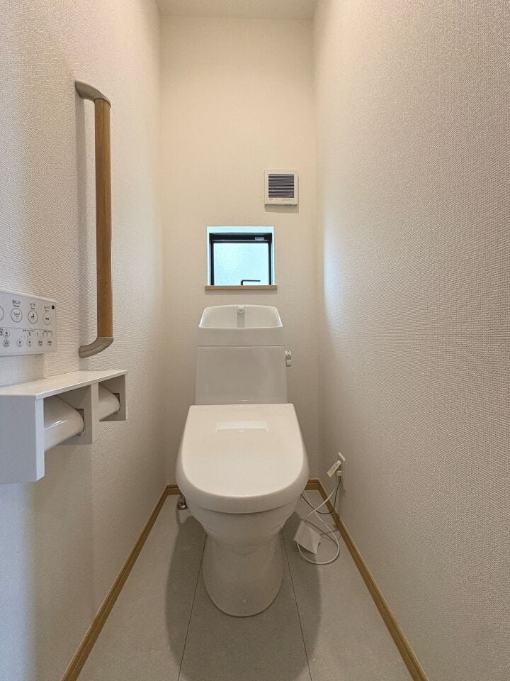 温水洗浄便座付トイレ。各階トイレで混雑時も安心です。