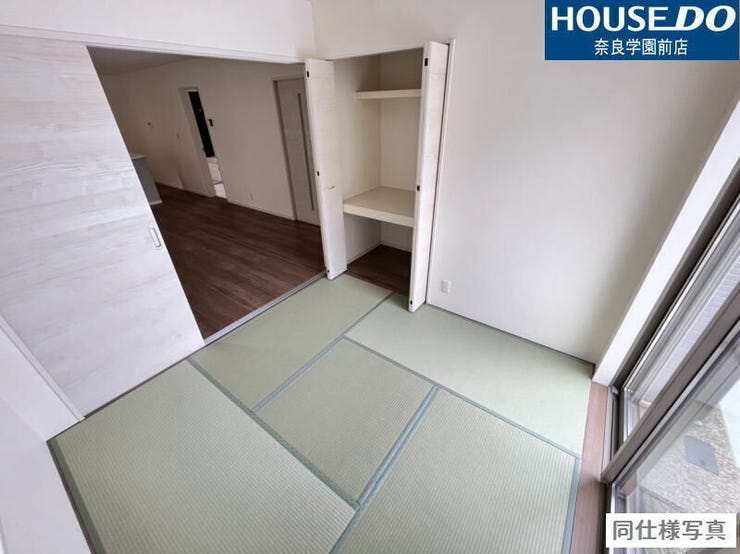 和室には、布団や季節物の収納に便利な押入れを完備。奥行きがあり、たっぷり収納できるため、お部屋をすっきりと保てます。