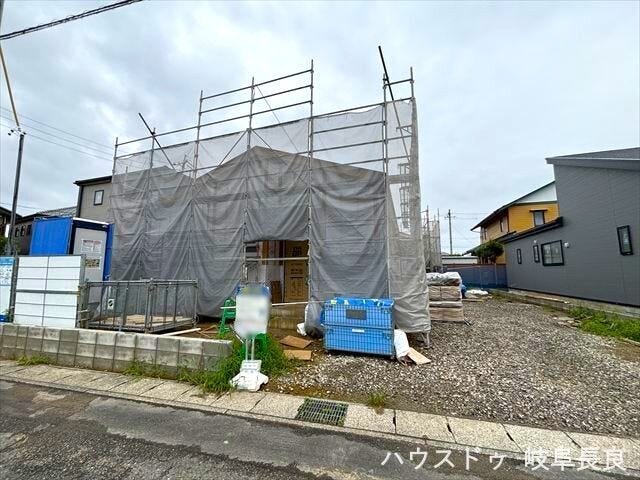 上棟が完了し、建物のスケール感をご確認いただけます。完成に向けて着々と工事が進行中です。