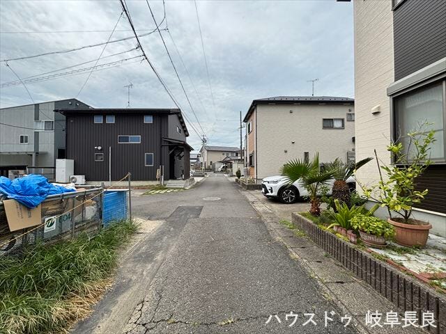 ≪西側東向き≫幅員約4mの前面道路です。車がすれ違うには厳しい道幅ですが、車は速度を控えるのでお子様にも安全です。