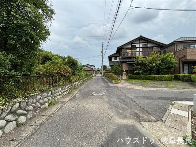 ≪西側北向き≫前面道路は約4m。落ち着いた住宅街に位置し、穏やかな住環境の中でゆったりとした暮らしをお楽しみいただけます。
