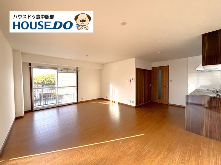 【外観】
【LDK】
広々開放的なLDK!真ん中リビングの様な作りとなっていますが角部屋のため、明るい日差しが差し込みます!