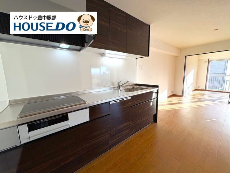 IHクッキングヒーター完備のシステムキッチン!作業台もシンクも広く食洗機も付いています♪