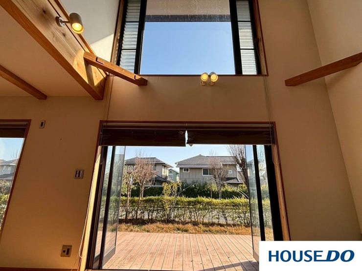 非常に大きな開口部が上下に連なっており、明るい日差しと青空を最大限に取り込んでいます。この光の取り込み方が、お部屋に格別の開放感を与えています!!!!!