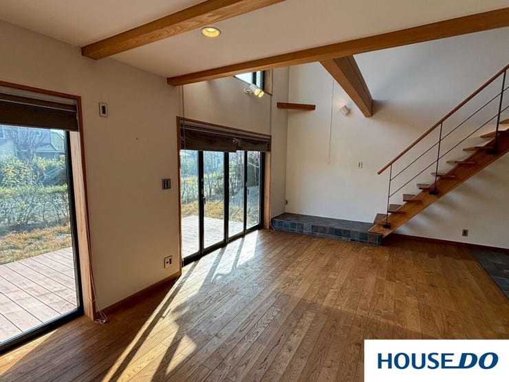 高い位置にある窓から入る光は、部屋の奥まで届き、日中は電気要らずの明るさを提供してくれそうです♪