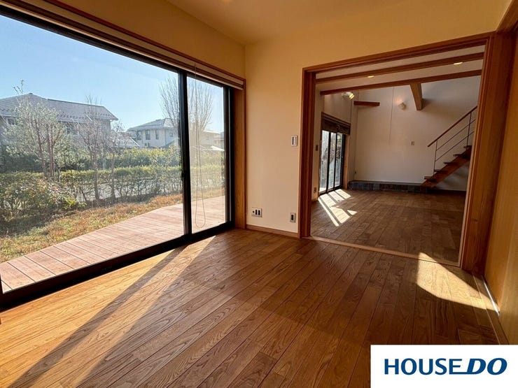 リビングとつながりつつも、木枠のドアで仕切られており、ゲストルームや書斎として落ち着いて過ごせそうな空間ですね
窓の外の植栽のおかげで、緑を感じながら過ごせるのも大きな魅力です!!!