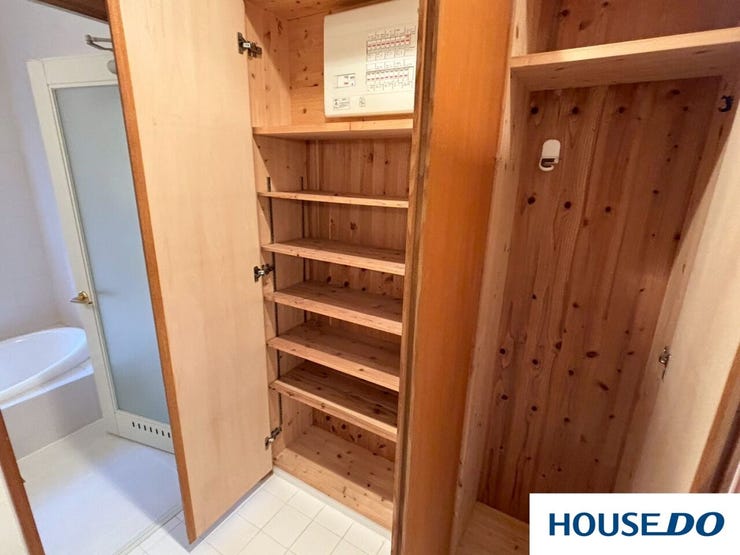 タオルや洗剤などのストックを整理するのに完璧です。棚板の奥行きも十分ありそうですね。
右側のスペースは、縦長でハンガーをかけたり、掃除道具や丈の長いものを収納するのに便利そうです