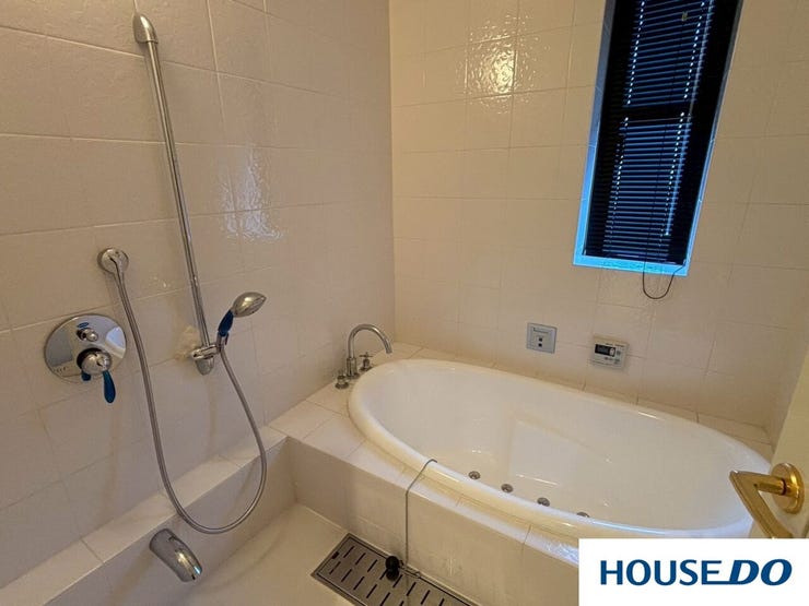 全体が明るい白のタイルで統一されており、とても清潔感があります。ゆったりとした広さがあり、一日の疲れを癒すのに最適な空間です!!!!!!