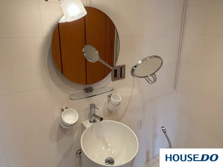 丸みを帯びたデザインが個性的で、とてもおしゃれです。ホテルのような上質な雰囲気を醸し出しています。
メインの丸い鏡が空間をモダンに見せています!!!