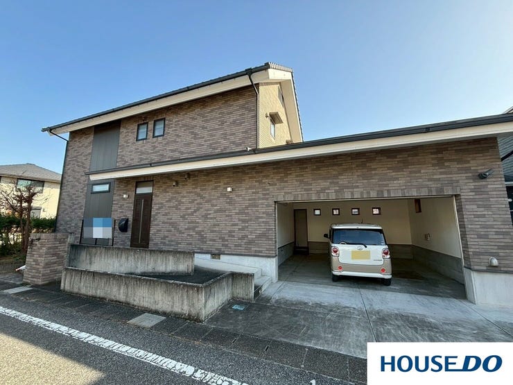 【外観】
落ち着いた茶系のレンガ調のサイディングが、非常に洗練されたモダンな印象を与えています
色合いの組み合わせが上品です♪