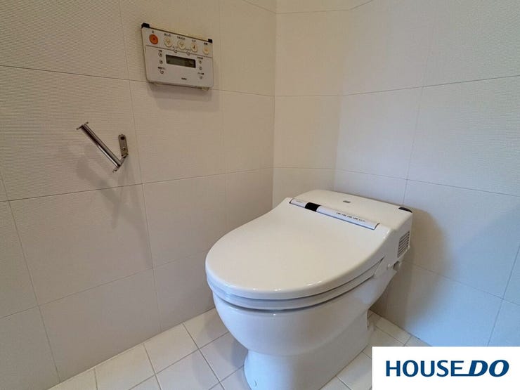 床から壁まで、ホワイトのタイルで統一されていて、非常に明るく清潔感があります。ホテルやモデルルームのように、手入れが行き届いた印象を受けますね♪