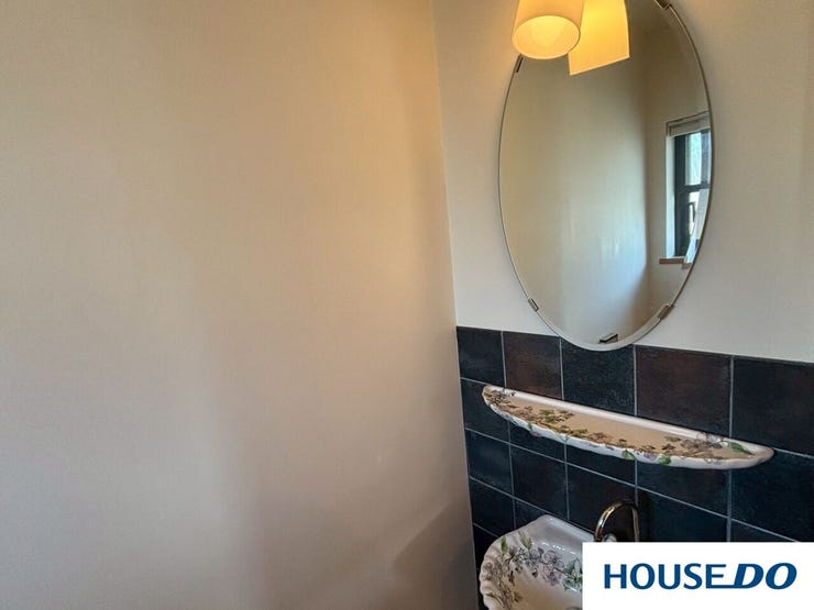 ※2Fトイレ
楕円形の鏡と、その下にある花柄の洗面ボウルや飾り棚が、まるで海外のホテルのような、非常に優雅で温かい雰囲気を作り出しています!!!