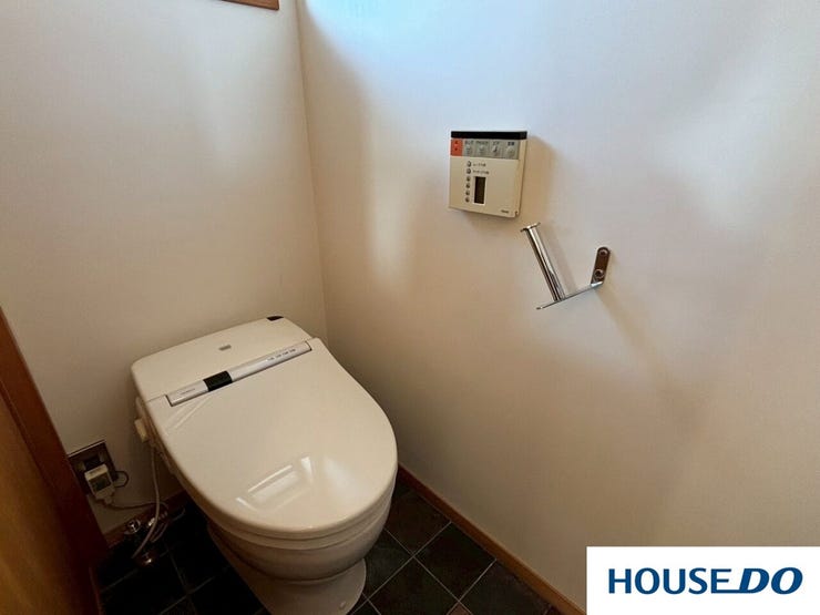 清潔感と明るさ: 全身を白のタイルで統一することで、光を反射し、非常に明るく開放的な空間になっています。お手入れのしやすそうですね!!!