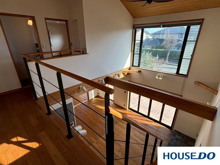 階段の上から見下ろすアングルで、吹き抜けのダイナミックな広がりが際立っています。この構造のおかげで、家全体に光と風が巡り、どこにいても快適そうです!!