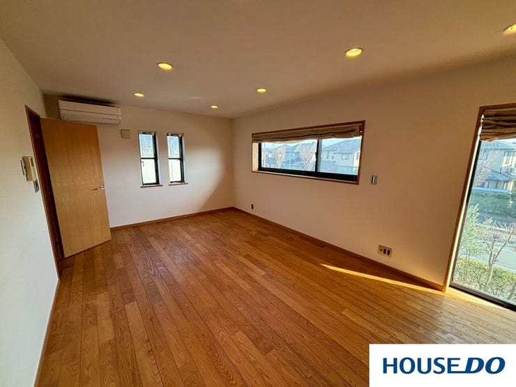 窓が多くて非常に明るく、広々としています。シンプルなデザインなので、どんな家具も合わせやすそうですね♪