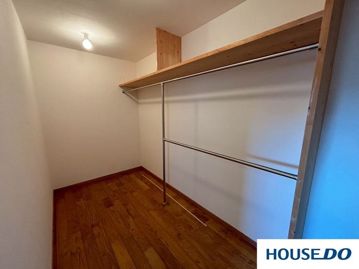 これだけスペースがあれば、衣類だけでなく、かさばる荷物や季節家電などもゆったりと収納できそうです!!!
毎日のコーディネートを楽しくしてくれる、完璧なウォークインクローゼットです!!!!