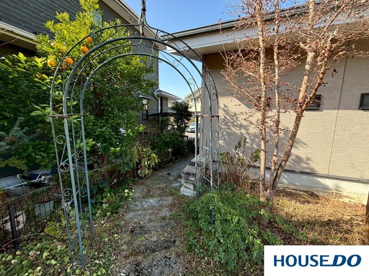 美しいアーチが、庭への入り口をロマンチックに演出していて、まるで秘密の庭へ誘うような魅力がありますね