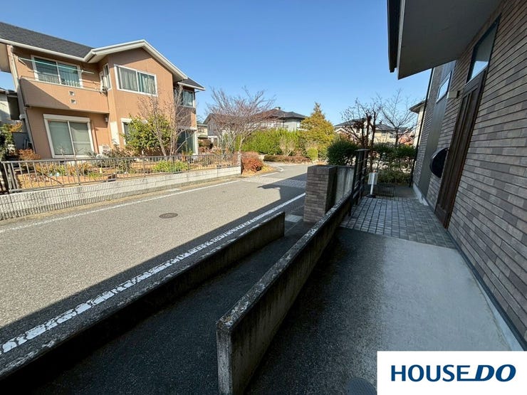 手前の駐車スペースへのスロープも、生活の利便性が考えられていることが分かりますね!!!