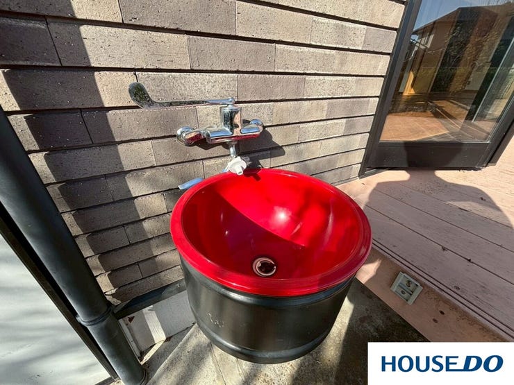 シンクの鮮烈な赤が際立っていて、デザインのアクセントになっています。見るたびに気分が上がりそうです!