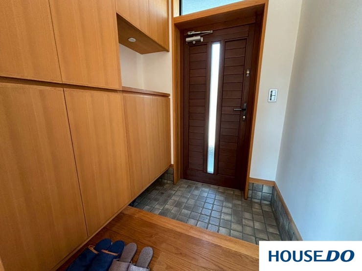 大きなシューズボックスや上がり明るい色味の木目が使われていて、入った瞬間に温かい雰囲気と優しい印象を受けますね