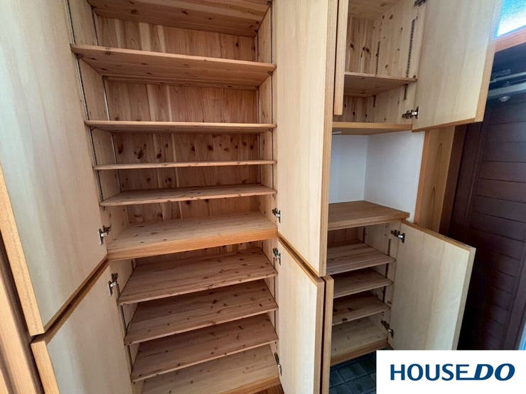 棚板が非常に多く、靴のサイズや種類に合わせて細かく調整できそうな造りです。収納力が非常に高いので、玄関周りが常にすっきりと片付きますね!!!!!」