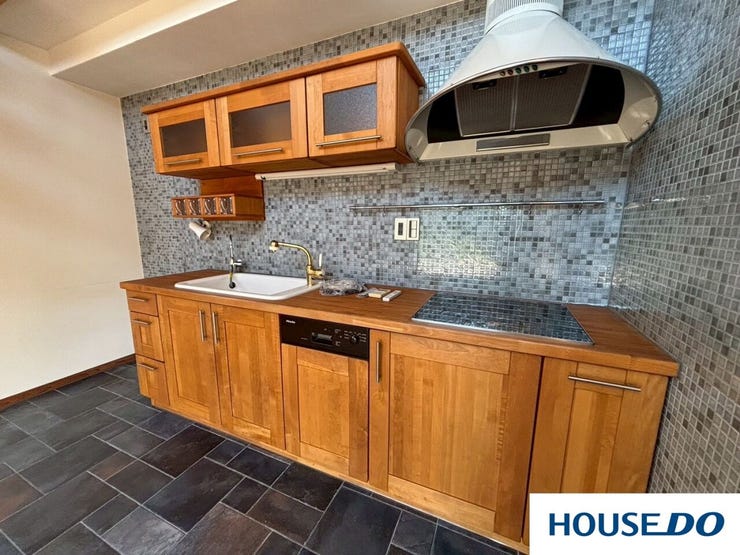 壁一面に貼られたグラデーションの美しいモザイクタイルが、このキッチンの主役です。光の当たり方で表情を変え、モダンでありながらどこか温かい、非常にハイセンスな空間になっております♪