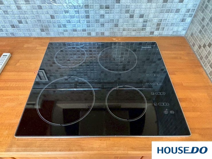 なんとドイツの高級家電ブランド・ミーレ(Miele)の4口IHクッカーのです!お料理が趣味の方にはたまらない、プロ仕様の本格的な設備が整っていますね!!!