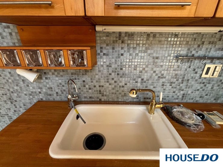 白いスクエアなシンクに、輝くゴールドのメイン水栓この組み合わせが、実用性だけでなく、まるでホテルのような高級感と遊び心を演出していて、非常に魅力的です!!