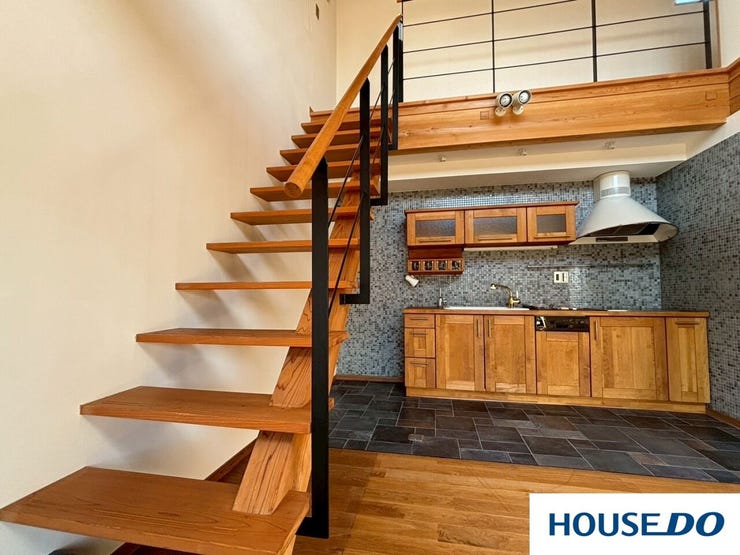 階段が壁のないスケルトンタイプになっており、圧迫感がなく非常にスタイリッシュです。階段が壁のないスケルトンタイプになっており、圧迫感がなく非常にスタイリッシュです♪