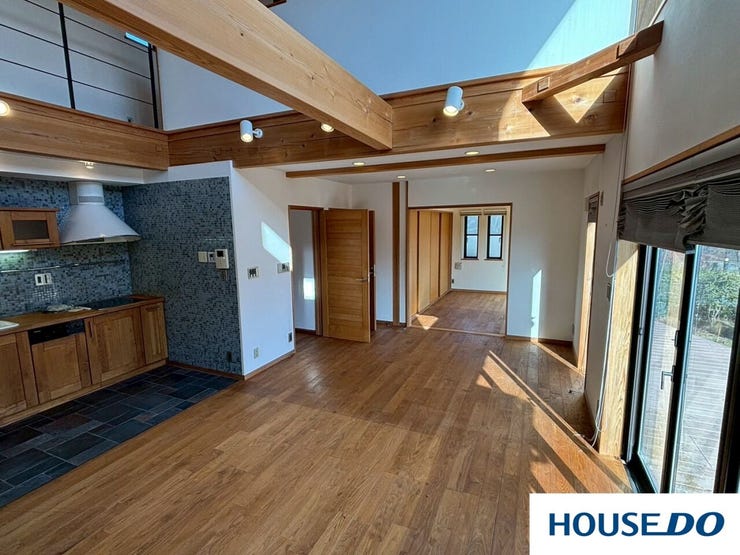 床や梁、キッチンのキャビネットなどにナチュラルな木材がふんだんに使われており、空間全体が温かく、落ち着いた雰囲気に包まれています。
ゆっくりと食事ができそうですね!!