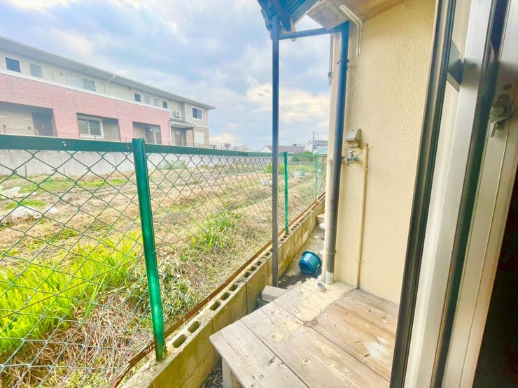 洋室から小さなベランダに出られます