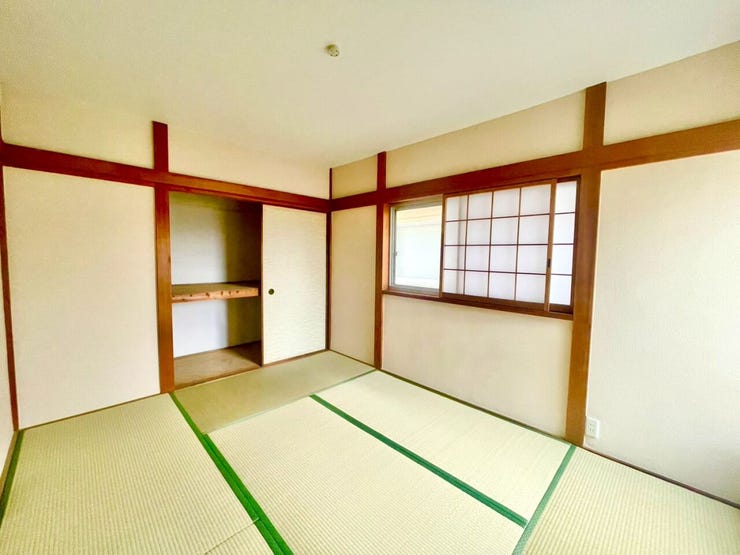 柔らかな光に包まれる、ほっと落ち着く和の空間です。