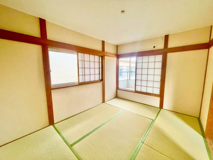 こちらの和室からはバルコニーに出られます