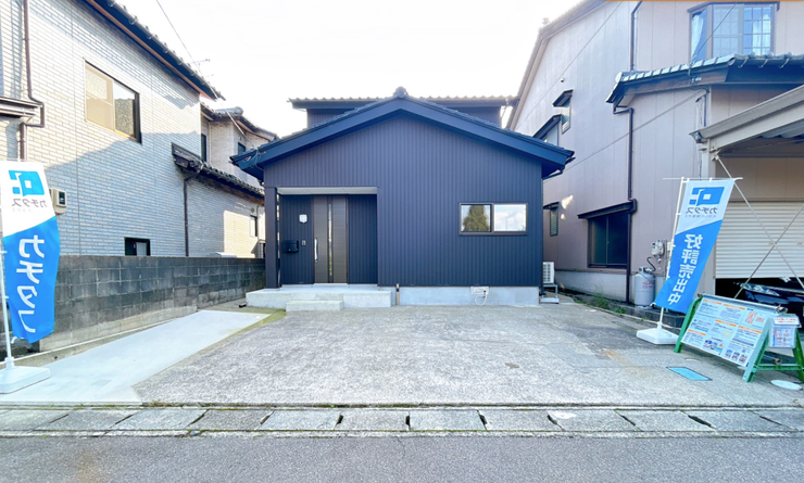 【外観】
【リフォーム済】外壁は全面上張りを行い、サッシもペアガラスに交換しました。明るく、すっきりした印象の住まいに生まれ変わっています。