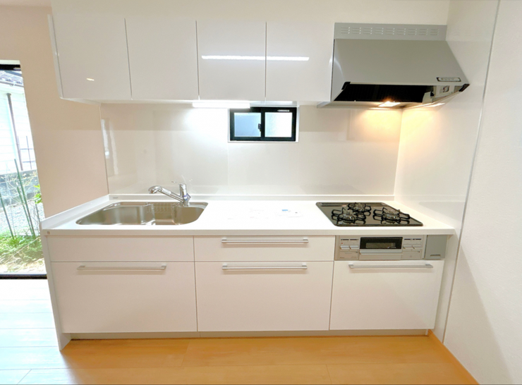 【リフォーム済】キッチンはハウステック製に新しく交換。引出には一升瓶や胴鍋など、背の高いものもすっきり収納できます。天板は熱や傷に強い人工大理石仕様で、毎日のお手入れもラクです。