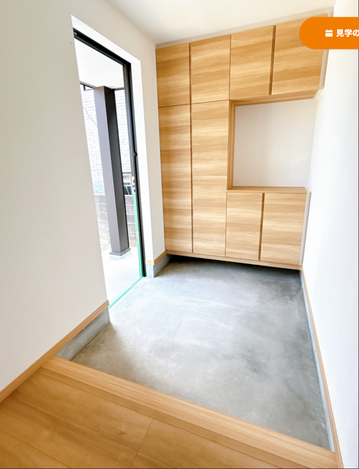 【リフォーム済】玄関ホールはクロス張替えと、シューズボックスを新しくしました。おうちの〝顔〟である玄関がきれいだと、気持ちよくお客様をお迎えできます。