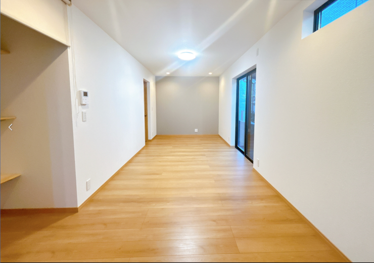 【リフォーム済】1階和室6畳はLDKに変更しました。リビングはクロス張替え、床フローリング仕上げ、建具交も新しくしています。南側の大きな窓からやさしい陽ざしが入り、家族でくつろぐ時間にぴったりです。