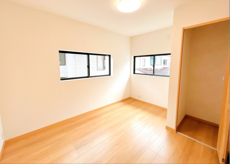 【リフォーム済】2階洋室6帖はクロス張替え、床フローリング重ね張り、建具を交換しました。二面採光で明るく、風通しの良いお部屋です。お子さまの勉強部屋やご主人の書斎としても使いやすい空間ですね♪