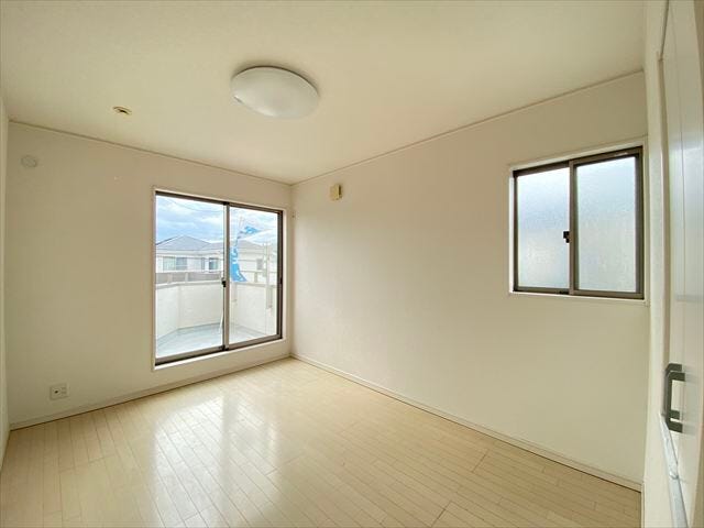 そろそろ1人部屋が欲しい、そんな家族の願いも叶えてあげられそうですね。おもちゃを並べてのびのびと遊べる空間です。